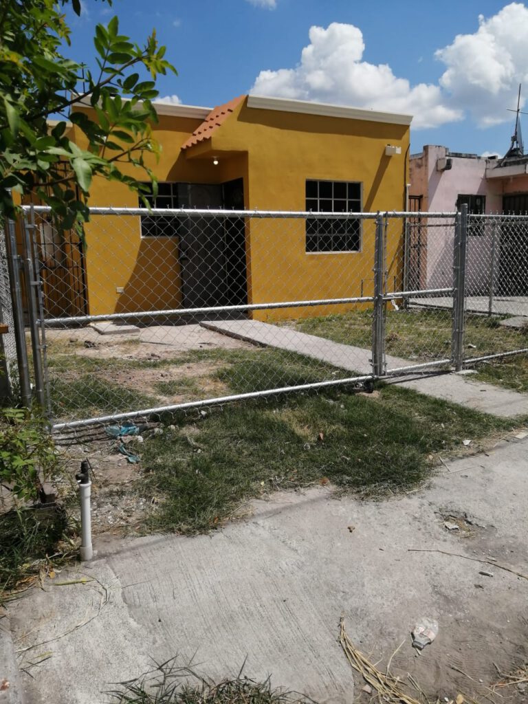 Instalación de cercado residencial con puerta y portón